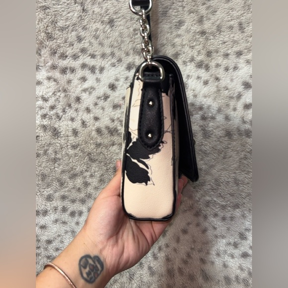 CHAPS FLORAL CROSSBODY BAG - Picture 9 of 11